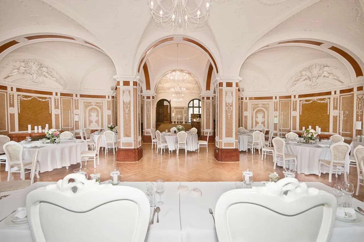 Gdzie zjeść w Mosznej? Odkryj najlepsze restauracje i bary