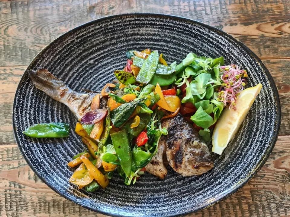 Gdzie zjeść w Jastrzębiej Górze? Odkryj najlepsze miejsca na posiłek