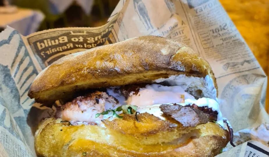 Gdzie zjeść w Polignano a Mare? Odkryj najlepsze lokalne smaki