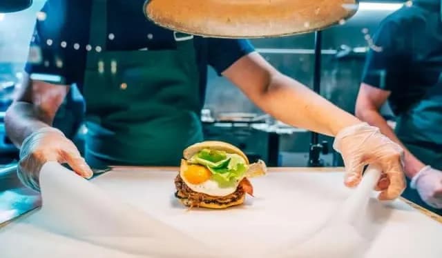 Gdzie zjeść maczankę po krakowsku? Najlepsze miejsca w Krakowie