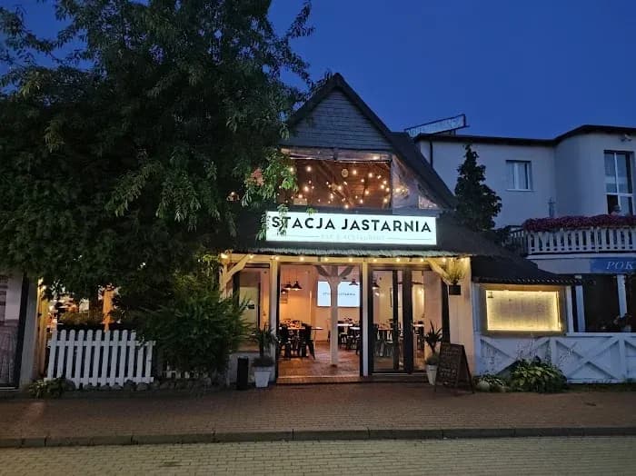 Gdzie zjeść w Jastarni? Odkryj najlepsze restauracje i smaki