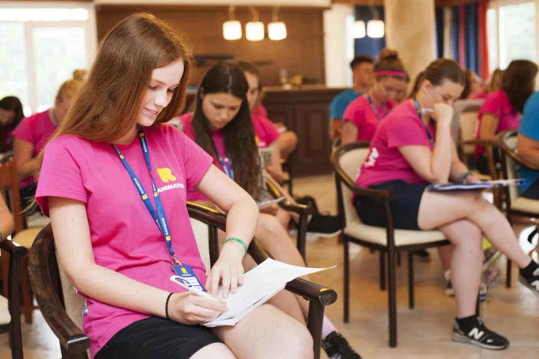 Ile zarabia animator w hotelu? Zaskakujące różnice w wynagrodzeniu